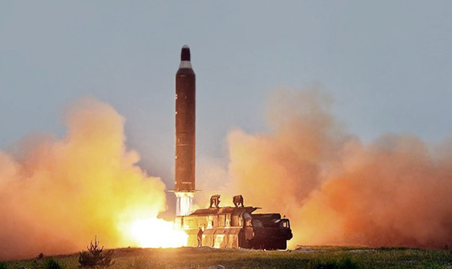 북한 관영 조선중앙통신이 공개한 무수단 미사일의 시험 발사 사진 