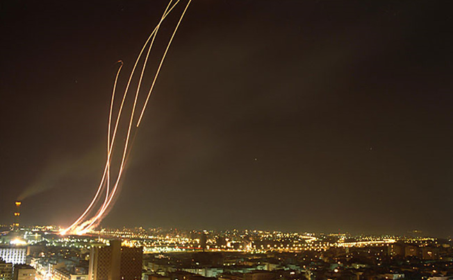 걸프전 당시 이라크의 스커드 미사일을 요격하기 위해 이스라엘의 텔아비브에서 패트리어트 미사일을 쏘아올리고 있다. <출처: (cc) http://www.flickr.com/people/69061470@N05 at Wikimedia.org> 