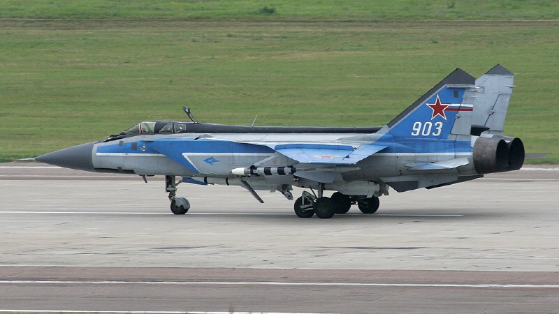 2005 Ư  ϰ ڱ ֵ MAKS   MiG-31E.  ⿡  þ ںν   ִ. <ó: Dmitriy Pichugin at Wikimedia.org> 