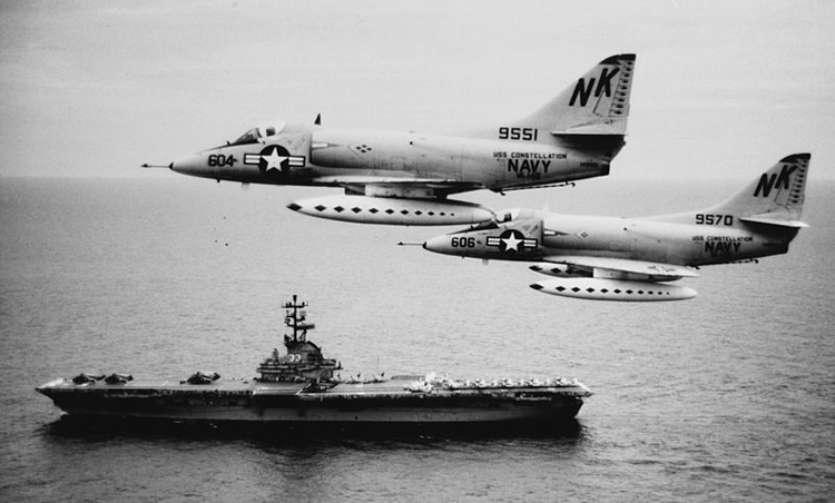 1964 ŷ   װ Ű(Kearsarge)    146ݺ Ҽ A-4C .