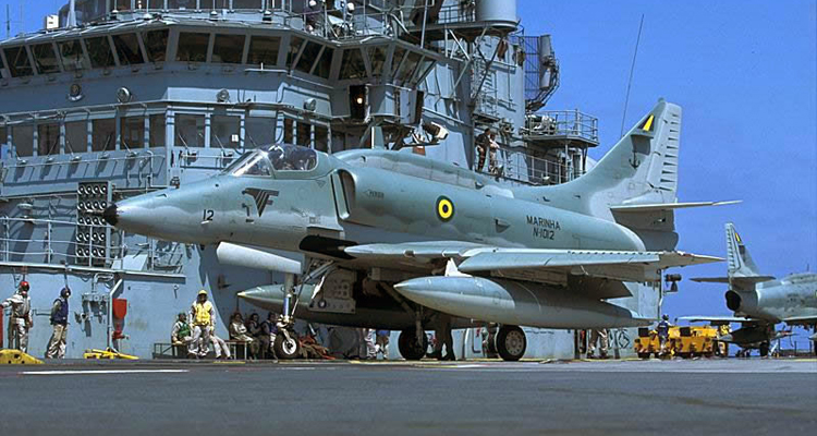  װ Ŀ翡 AF-1̶ ̸   A-4KU.  Ʈ ޵   Ͽ  ̴. <ó: (cc) Navy of Brazil at Wikimedia.org> 