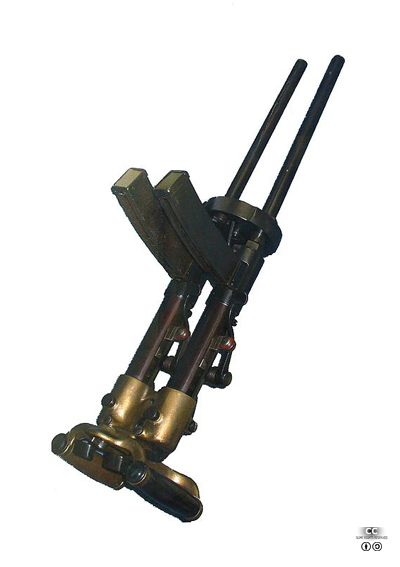    ϳ ޵Ǵ λ M1915.  ƴ϶    ߵǾ ʡ   ٴ ǰ . <ó: (cc) Atirador at Wikimedia.org>