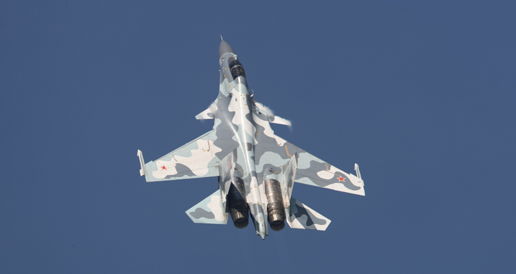   ֵ ǽõ   Su-30 迭  ⵿ ̿ F-15C   ġ   ߽Ų   ִ. <ó: þװ> 