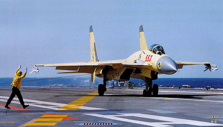 Su-27 Ͽ J-11B   ũ̳ и ȹ Su-33  T-10K-3   ߱ ر   J-15.  ɿ   򰡸  ϰ ִ  ˷ ִ. <ó: (cc) Simon Yang at Wikimedia.org> 