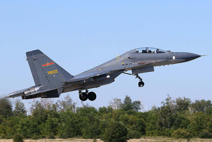 Su-30MKK   ˷ J-16. ̱ F-15E 񱳵Ǵ ٸ . <ó: Dmitriy Pichugin at Wikimedia.org> 