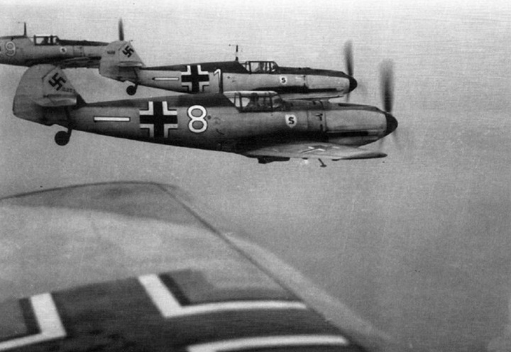 ʱ  ⸦ ̲ Bf 109E.  ׵ ¸   ڽŰ    Ű ߴ.