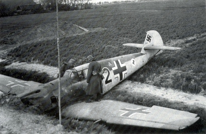 ǰݴ  αٿ ҽ Bf 109. ׵   սǷ  ̸ ϱ  ﰢ  ߴ.