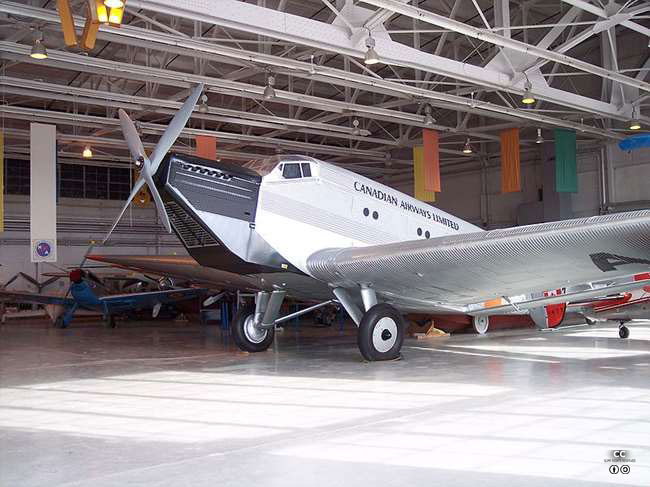   ܹ Ju 52/1m.    ϸ鼭 Ŀ 濵 й ޾ ̸   Ju 52/3m ϴ  ߴ. <ó: (cc) Bzuk at English Wikipedia at Wikimedia.org>

