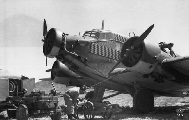 1943 ũŸ ġ Ju 52 ϴ .  ŷڼ   ϱ ߴ. <ó: (cc) Bundesarchiv at Wikimedia.org>
