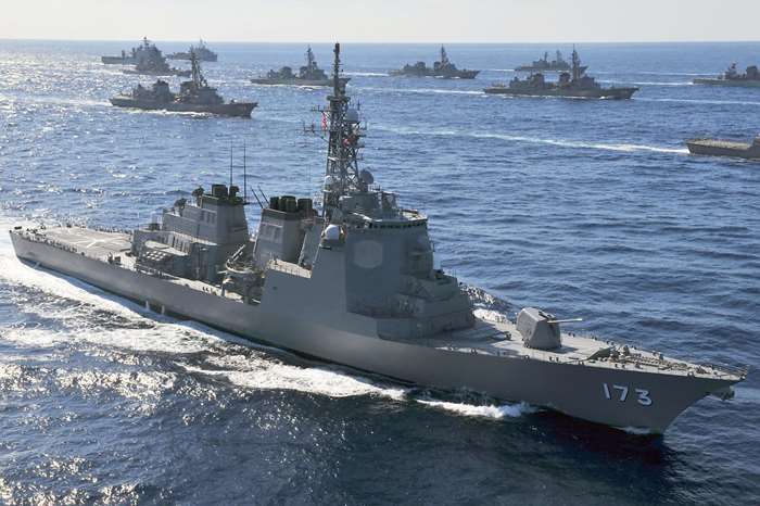 림팩 훈련에서 훈련 참가국 해군 함정과 나란히 항해하고 있는 DDG-173 곤고 <출처: 일본 해상자위대>