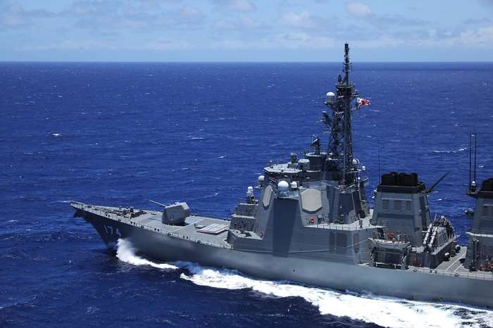 함수에 5인치 고속발사 함포를 탑재하고 있는 DDG-174 기리시마(きりしま). 해상 포격능력을 중시하는 해상자위대는 미국제 5인치 함포 대신 이탈리아제 5인치 함포를 선호하고 있다. <출처: 일본 해상자위대>