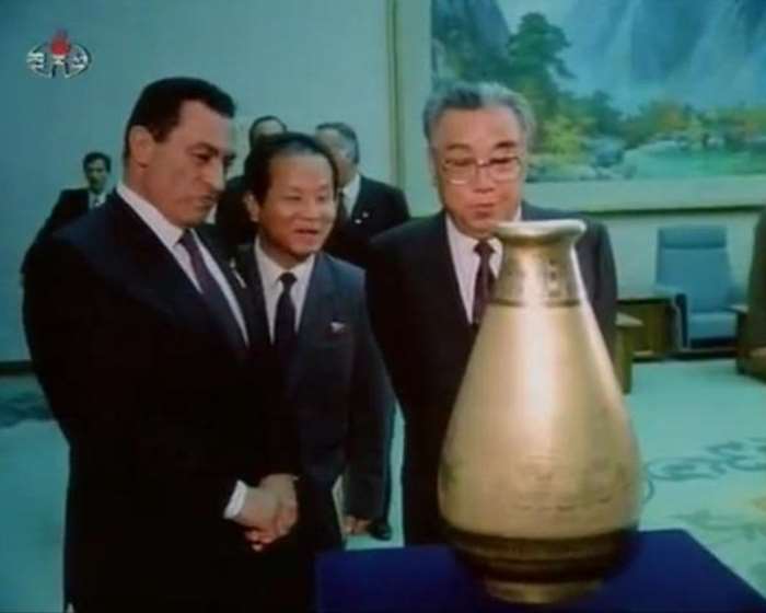 이집트는 북한에 스커드 미사일을 전달하여 개발을 도왔다. 사진은 무바라크(Hosni Mubarak) 이집트 당시 부통령과 김일성의 회담 장면이다. <출처: Public Domain>