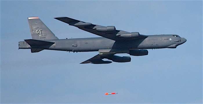 B-52 폭격기의 B61-7 투하 장면 <출처: 미 공군>
