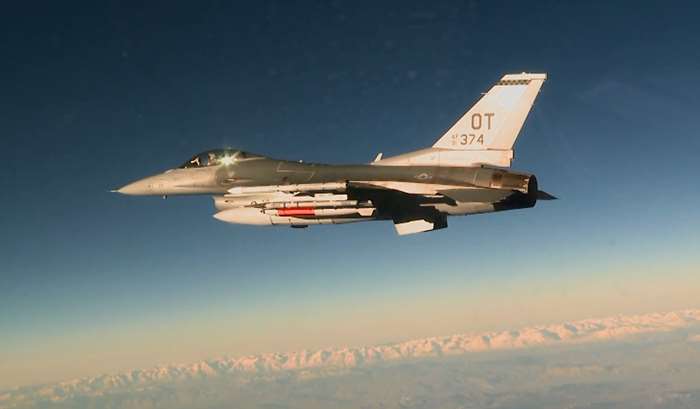 B61-12를 장착한 F-16C 전투기 <출처: 미 공군>