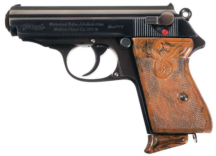 PP의 단축형인 PPK는 원래 사복경찰용으로 만들어졌으나, 나치 독일에서 가장 인기 높은 권총이 되었다. 사진은 나치당 고위 간부들에게 지급된 PPK 권총이다. <출처: Public Domain>
