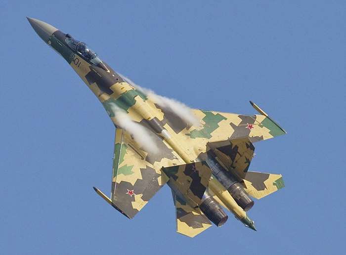 2011 ũ  ù   Su-35S. <ó: (cc) Dmitry Avdeev at wikimedia.org>