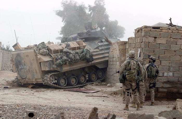 2004 ̶ũ ȷ(Fallujah) ó   غ AAVP7A1 <ó: Lance Cpl. Ryan L Jones /  غ>