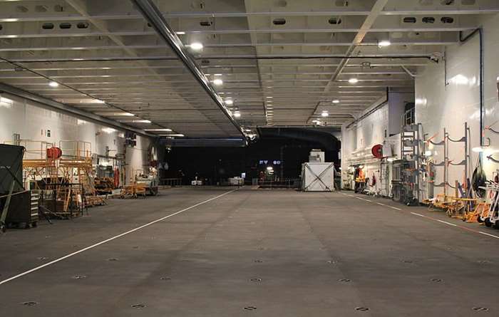 1층 데크의 항공기 격납고. 상륙함으로 임무를 수행할 때는 각종 차량을 탑재할 수 있다. <출처: (cc) G36 at wikimedia.org>