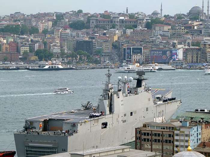 2011년 이스탄불에 입항한 후안 카를로스 1세 강습상륙함. 2016년부터 터키는 동일한 함을 자국 내에서 면허 건조 중이다. <출처: (cc) McNamara at wikimedia.org>