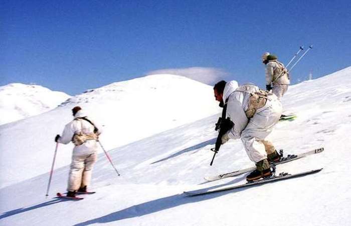 헤르몬(Hermon) 산에서 스키 훈련 중인 이스라엘 스키부대 <출처: 이스라엘군 Flickr>