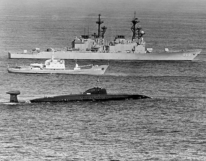 미 해군 피터슨(Peterson) 구축함(DD-969)(맨 뒤)과 소련 해군 모마(Moma)급 해양관측함(중간) 옆에 부상한 빅터 III급 공격원잠(맨 앞) <출처: US Navy at wikimedia.org>