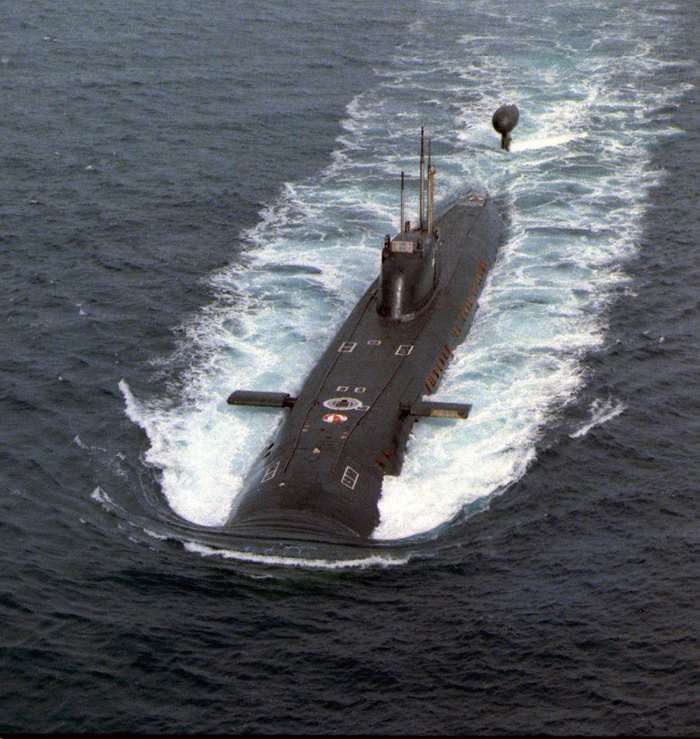 물살을 가르며 항해하는 러시아 북해함대 소속 빅터 III급 공격원잠의 모습. 맨 뒷부분의 수직 조향타에 부착한 대형 포드가 인상적이다. <출처: Public Domain>
