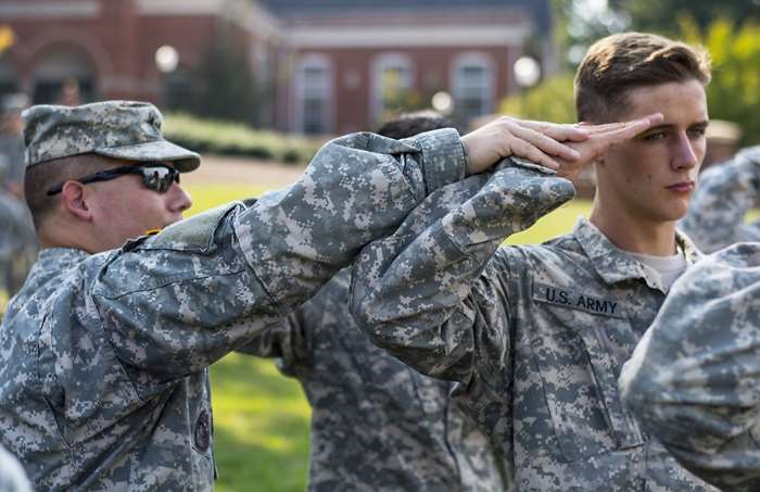 미 클램슨 대학교(Clemson University) ROTC 과정 중 학군장교 후보생에게 경례를 가르치고 있다. <출처: 미 육군 / Sgt. Ken Scar>
