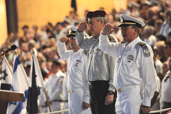 2011년, 이스라엘 방위군의 베니 간츠(Benny Gantz) 총장(중앙)이 주관하는 가운데 이취임식을 실시 중인 이스라엘 해군의 람 로텐베르크 소장(Ram Rotenberg)과 엘리 마롬(Eli Marom) 소장. <출처: Israel Defense Forces>
