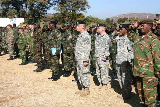 미 유럽사령부에서 실시한 아프리칸 엔데버(African Endeavor) 2006에 참가한 세계 각국 장교들의 경례 모습. 왼쪽부터 남아공 육군, 스웨덴 육군, 감비아 육군, 미 육군, 잠비아 육군 장교들의 경례 모습이다. <출처: 미 공군 / Cpt. Darrick Lee>
