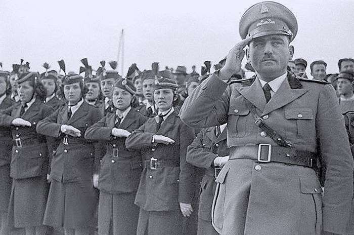 '조그식 경례(Zogist salute)' 중인 왕립 알바니아 여군들의 모습. 1936년에 출판된 알바니아 서적에 실려 있던 사진이다. <출처: Public Domain>