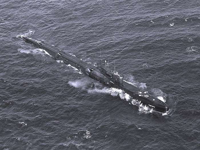 소련은 미 항모전단에 대항하여 긴급하게 에코 II 잠수함을 실전배치했다. 에코 II 잠수함은 수중이 아니라 수면 위로 부상해야만 P-6 대함미사일을 발사할 수 있었다. <출처: 미 해군>