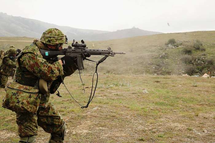 일본 육상자위대는 89식 소총에 최근 도트 사이트(dot sight)까지 통합했다. <출처: LCpl Anna K. Albrecht / 미 해병대>