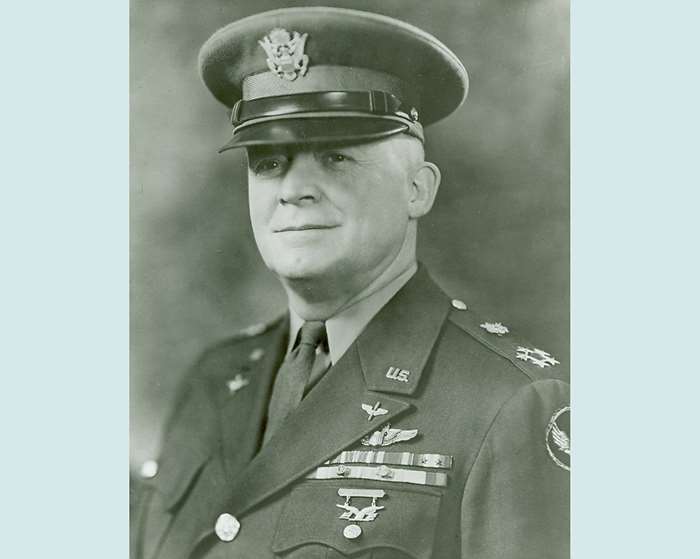 헨리 아놀드(Henry H. Arnold) 대장이 1944년 12월 21일자로 원수로 진급한 뒤의 모습. 그는 공군이 창설된 후인 1949년 5월 7일에 공군 원수 계급을 다시 부여 받았다. <출처: 미 육군 통신병과 / USAMHI>