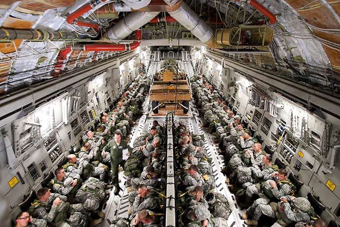 보잉 C-17A 수송기의 화물실 <출처: 미 국방부>