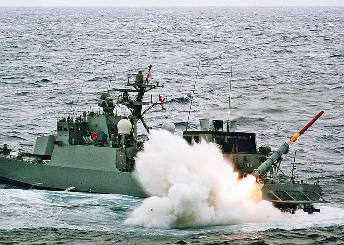 장거리 타격 무장인 90식 함대함미사일을 발사하는 와카타카(PG-825) <출처: 일본 해상자위대>