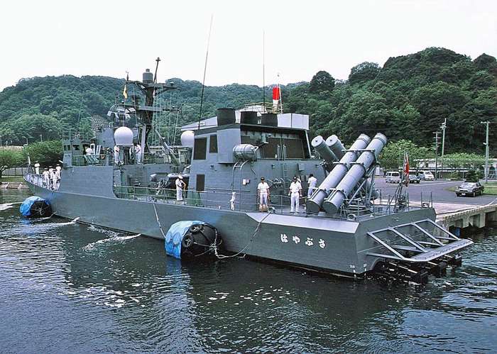 부두에 계류되어 있는 하야부사(PG-824). 가스터빈용 연돌(굴뚝)과 함대함미사일 발사대의 모습을 확인할 수 있다. <출처: 일본 해상자위대>