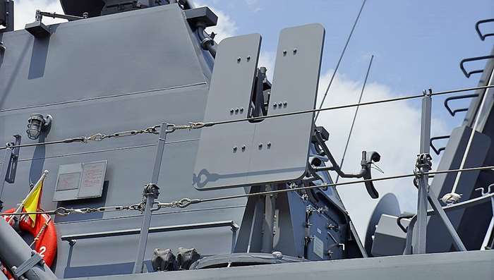유사시 12.7mm 중기관총을 거치할 수 있도록 함교 구조물의 좌우측에 거치대가 설치되어 있다. <출처: (cc) Humini at wikimedia.org>