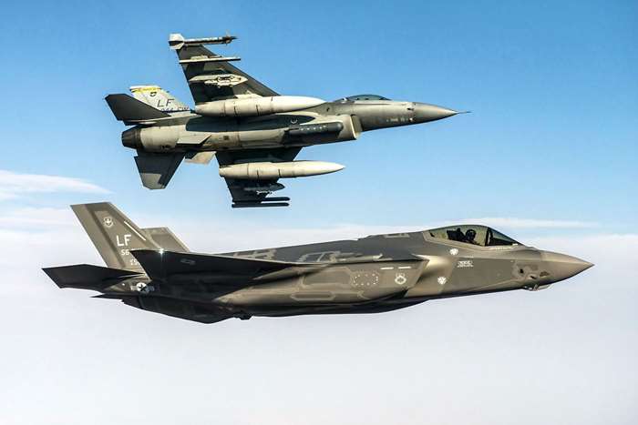 미군은 전체 전투기 전력을 스텔스로 전환하고자 하고 있으나, F-35의 양산이 늦어지면서 구세대 기종을 여전히 유지 중이다. <출처: 미 공군>