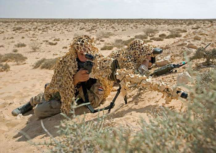 아프가니스탄에 주둔 중인 국제안보지원군 저격팀. 저격수 옆의 관측수는 레이저거리측정기로 거리를 계측하고 있다. <출처: 프랑스 국방부>