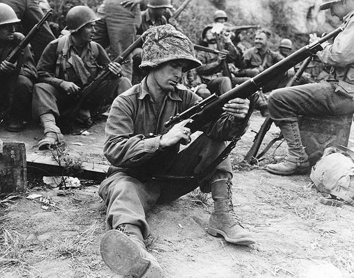 저격수는 고위험 목표를 무력화하는 정밀타격수단이 된다. 사진은 1944년 이탈리아 전선의 미군 저격수가 M1903A4 저격총을 장전하고 있는 모습이다. <출처: Public Domain>