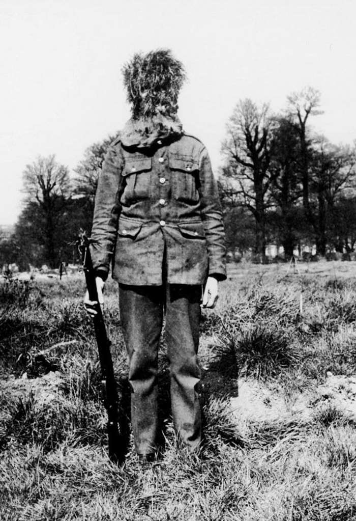 참호전에서 머리 부분만을 위장한 영국군 저격수 <출처: Public Domain>