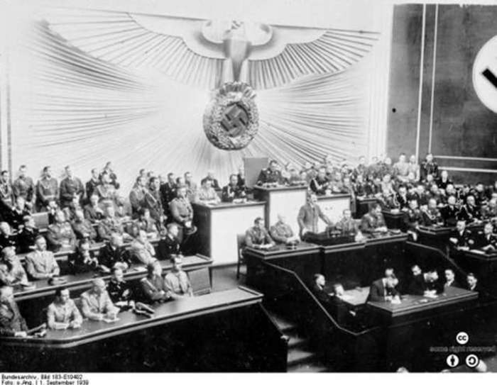1939 9 1  ߿ Ѵٴ  ȸ   ϴ Ʋ. <ó: (cc) Bundesarchiv at Wikimedia.org>