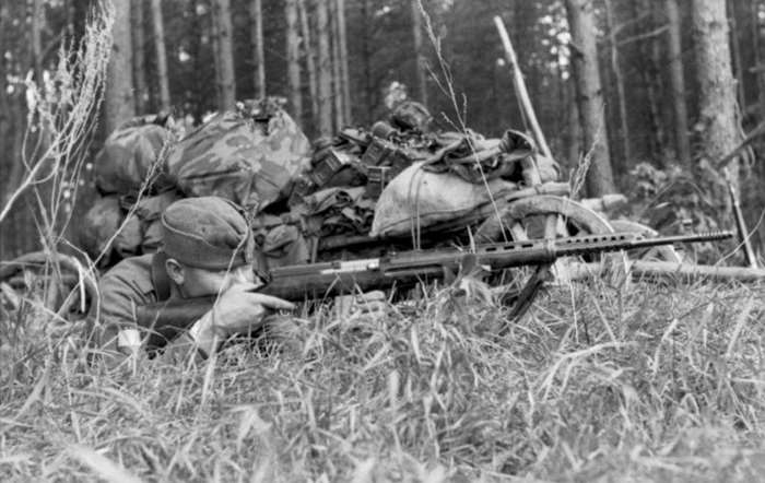 소련군에게 노획한 SVT-40으로 사격하는 독일군 병사. 이 소총은 독일군 저격수들도 즐겨 사용했다. <출처: Public Domain>