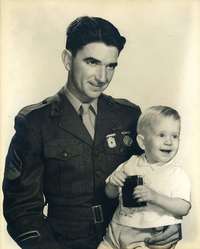 아들과 함께 포즈를 취한 카를로스 해스콕, 1965년 사진 <출처: 미 해병대>