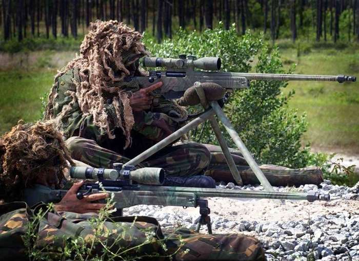 위장복인 길리 수트를 입고 L115A1 저격용 소총을 조준하고 있는 영국 해병대 저격수 <출처: (cc)Francis Flinch at wikimedia.org>