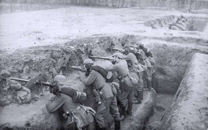 저격수용 방탄판을 장착하고 참호에서 사격 자세를 취하고 있는 독일군 저격수들 <출처: Public Domain>