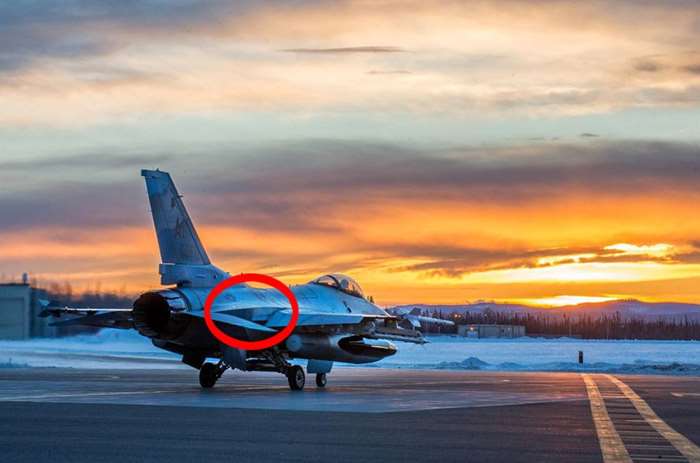 주익의 플래퍼론을 내린 F-16 전투기 <출처: 미 공군 홈페이지>