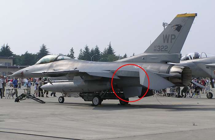 스태빌레이터를 채택한 F-16 전투기 <출처 : Morio at wikimedia.org>