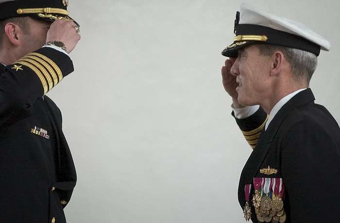 해군대령을 지칭하는 영어 ‘캡틴(Captain)’은 18세기 이전 해군에서 가장 상위 계급이었다. 사진은 2명의 대령이 서로 경례를 나누는 모습이다. <출처: 미 해군>