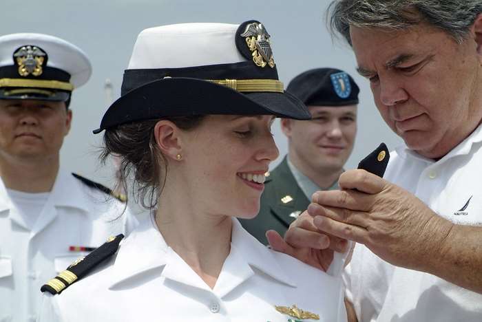 루테넌트는 캡틴을 보좌하는 부 지휘관의 의미였으나, 현대 해군에서는 대위와 중위를 가리키는 단어가 되었다. 사진은 해군대위의 진급 장면이다. <출처: 미 해군>